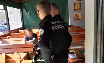 Agresívny muž, ktorý v podniku v Lučenci napádal ľudí, skončil v rukách polície, jeho obeť so zraneniami v nemocnici