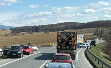 Medzi Zvolenom a Zvolenskou Slatinou došlo k hromadnej nehode, zrazili sa tri vozidlá