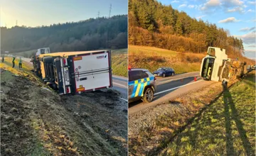 Na ceste pri Nemeckej skončil prevrátený kamión, vodič vyviazol bez zranení, polícia vyzýva na opatrnosť