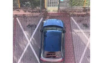 Vodička stratila nervy a zaparkovala rovno pred bránou škôlky v Lučenci, obyvateľov tento pohľad rozhádal