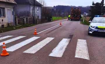 Na juhu Slovenska zrazil nákladiak s drevom 10-ročné dievčatko, utrpelo vážne zranenia
