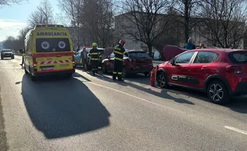 FOTO: Nehoda v Brezne skončila transportom do nemocnice, medzi troma zranenými bolo aj dieťa