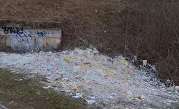 Bystričanov hnevá odpad pri štadióne, vedľa Hrona skončili zvyšky reklám, ekologička upozorňuje na nebezpečenstvo