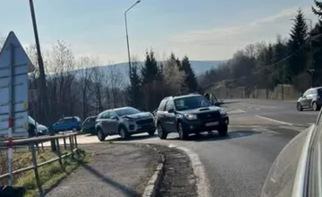 V Štiavnici komplikuje dopravu nehoda, v Bystrici a vo Zvolene vodičov zdržujú kolóny