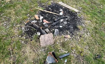 Zvolenčanov rozhádalo obyčajné ohnisko. Obyvateľ upozornil na neporiadok, zlízol si však vlnu kritiky