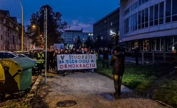 V Bystrici zvolávajú študenti v stredu protest: Zvoníme na poplach, odkazujú a pozývajú všetkých na námestie SNP