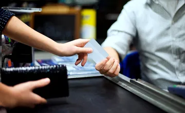 Do obchodu v Lučenci sa vrátila žena s dieťaťom a mávala pritom bločkom. Jej nečakané gesto prekvapilo obyvateľov