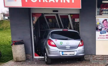 Kuriózna nehoda vo Veľkom Krtíši: čerstvá vodička si pomýlila plynový pedál s brzdovým a vrazila do obchodu