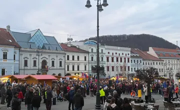VIDEO: Námestie v Bystrici zaplnili desiatky protestujúcich. Študenti zvonia na poplach kvôli situácii v krajine