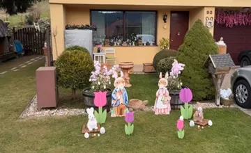 VIDEO: Dom rodiny z Banskej Bystrice opäť očaril obyvateľov, tentokrát unikátnou veľkonočnou výzdobou