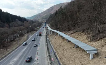 Vodiči by mali spozornieť, dopravné obmedzenia v blízkosti cyklolávky v Brezne potrvajú dlhšie, než sa čakalo