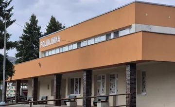 FOTO: Do polikliniky v Detve natiekli stovky litrov vody, v noci ju chytali do nádob. Zima naplno odhalila jej problémy