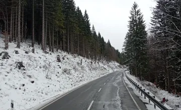 Cestári varujú pred týmto horským úsekom v Banskobystrickom kraji, tvoria sa tam nebezpečné záveje