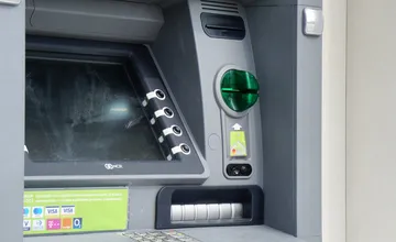 Zabudnuté peniaze v bankomate v Lučenci neskončili vo vrecku nálezcu, ten si za to vyslúžil uznanie miestnych