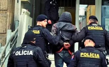 Muž v Uľanke zaútočil sekerou: 51-ročná obeť útok neprežila, páchateľ je obvinený