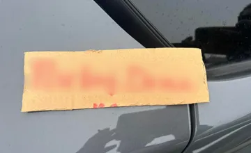 Napätie okolo parkovania vo Zvolene neutícha, vodič si našiel odkaz na aute, podobné incidenty zažili viacerí