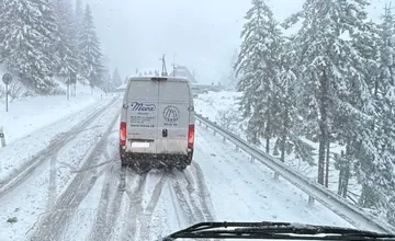 Vodičov na strednom Slovensku potrápi sneženie, problémom sú horské priechody, pozor aj pred vetrom a závejmi