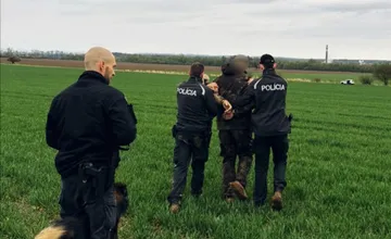 Policajti pri Lučenci naháňali agresívneho muža, ničil autá a kládol odpor, zasahovalo až 5 hliadok