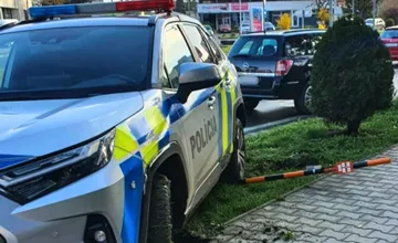 V Rimavskej Sobote sa zrazilo osobné auto s políciou, dopravnú nehodu zapríčinil policajt
