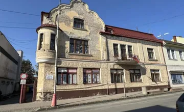 Rimavská Sobota chce obnoviť historickú budovu, má poškodenú fasádu, chátra a stráca svoj pôvodný charakter