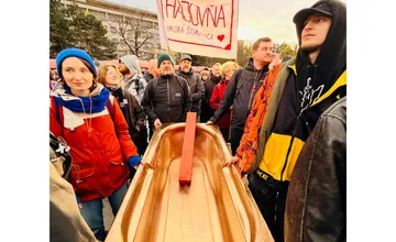 Štiavnická Hájovňa upútala pozornosť nezvyčajným gestom, na protest priviezli zlatú vaňu