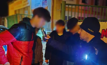FOTO: Policajti v Rimavskej Sobote kontrolovali mládež, narazili na viacero neplnoletých pod vplyvom alkoholu