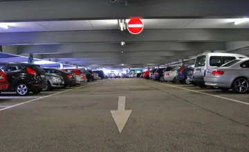 Na parkovisku pri nákupnom centre v Bystrici vyčíňal recidivista, týmto trikom sa mu podarilo vykradnúť auto