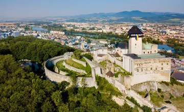 Trenčianske múzeum pripravuje exkluzívny suvenír pre zberateľov a milovníkov pamiatok, eurobankovku s motívom hradu