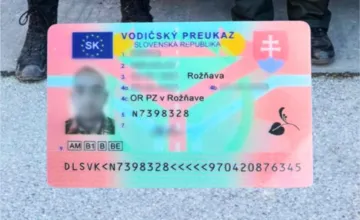 Náhodná kontrola v Lučenci sa náhle zvrtla. Keď vodič predložil policajtom doklady, ostali poriadne zaskočení