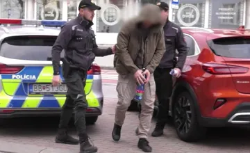 FOTO: Rodinný dom na okraji Zvolena obkľúčili policajti, zaistili v ňom množstvo drog a zadržali 6 osôb