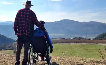 VIDEO: Vojtech z Brezna chodí so synom po horách aj napriek hendikepu, ich príbeh vás chytí za srdce