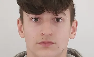 FOTO: Polícia hľadá 17-ročného Karola, po návšteve u matky sa nevrátil do reedukačného centra v Čerenčanoch 