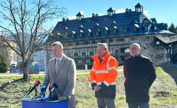 FOTO: Cestári získali nezvyčajnú posilu, na Donovaloch s nimi pracujú aj väzni z banskobystrického ústavu