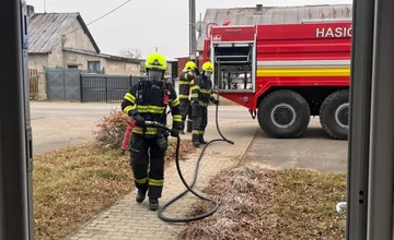 V Poltári horí rodinný dom, hasiči bojujú s plameňmi
