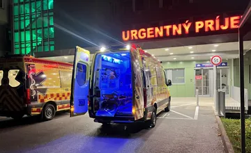 Banskou Štiavnicou sa uprostred noci ozvala explózia, záchranári po nej prevážali muža v umelom spánku do nemocnice