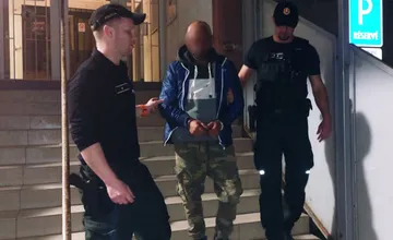 Dvanásťkrát súdne trestaný agresor zaútočil v Lučenci na staršieho muža, kopol ho do tváre a aj okradol