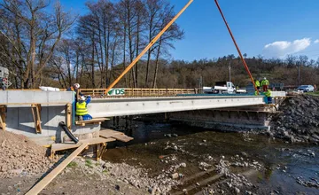 FOTO: Rekonštrukcia frekventovaného mosta v Žiari má najťažšiu časť za sebou, práce obmedzujú vodičov aj školákov