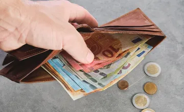 Revúčania upozorňujú na muža, ktorý údajne vyberá peniaze na choré deti. Po otázkach sa vytratil, opísala miestna