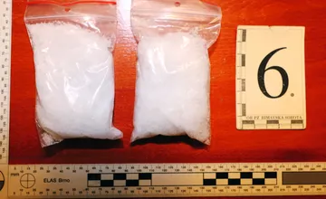 Veľká policajná razia v rodinnom dome v Rimavskej Sobote. Našli v ňom drogy, dvaja muži skončili v putách