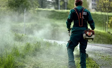 Trávniky v Bystrici čaká prvé kosenie, pri prácach opäť pomôžu aj väzni z Kráľovej, ZAaRES chystá aj novinku