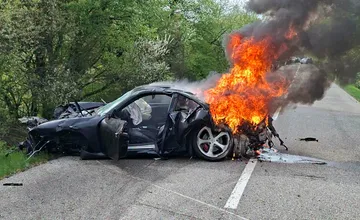 FOTO: Pri okrese Krupina havaroval luxusný športiak a začal horieť, zasahoval aj záchranársky vrtuľník