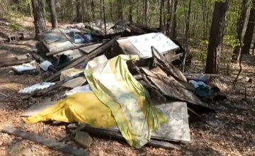 V lese na sídlisku v Bystrici sa pravidelne hromadí odpad, miestni poznajú pôvodcov skládok, mesto reaguje