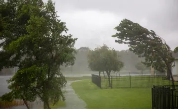 V dvoch okresoch Banskobystrického kraja hrozí víchrica, pozor aj na ranný mráz, meteorológovia vydali výstrahy