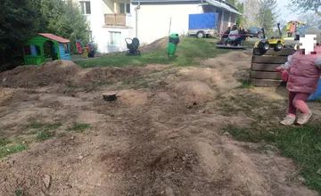 Mamička upozornila na nebezpečné detské ihrisko v Bystrici, ktoré rozkopali plynári, miestni poslanci prisľúbili nápravu