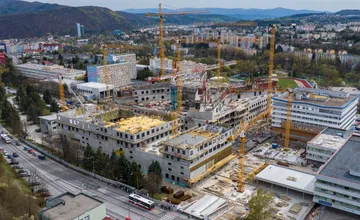 FOTO: V Bystrici rastie nová moderná nemocnica, pozrite si unikátne zábery z výstavby Rooseveltky