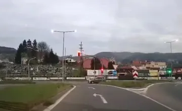 VIDEO: Bežná situácia na ceste vyvolala medzi šoférmi v Žiari búrlivú debatu. Ako správne stáť na tejto križovatke?