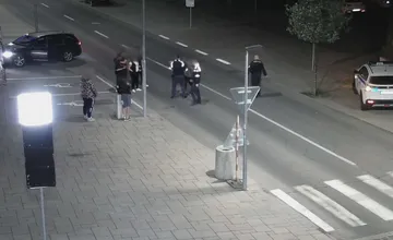 FOTO: Chaos na cestách aj uliciach v Lučenci, miestna polícia rieši jazdy v protismere aj potýčku opitých vodičov