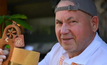 FOTO: Jozef z Podpoľania začal po ťažkej chorobe pracovať s drevom, jeho unikátne diela poznajú aj vo svete