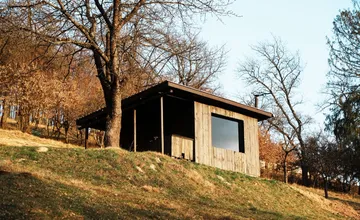 FOTO: Nad Revúcou vyrástla sauna, ktorá láka na oddych v prírode a výhľad na mesto. Prenajať si ju môžete aj vy