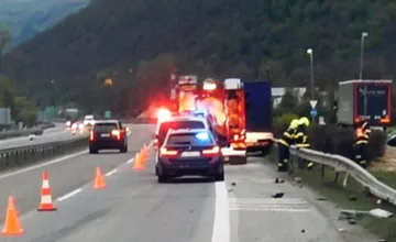 FOTO: Opitý vodič spôsobil nehodu na R1 neďaleko Zvolena, putoval priamo do policajnej cely